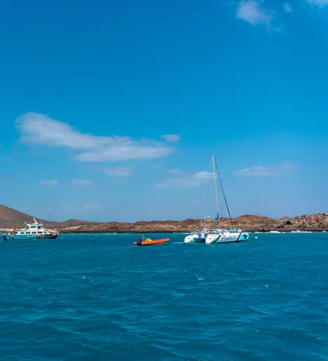 Barcos en aguas turquesas en la Isla de Lobos Fuerteventura