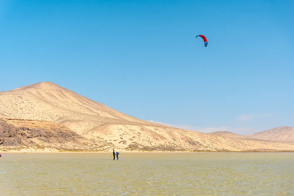 Kitesurf en la playa de Sotavento en Fuerteventura