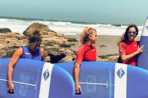 Chica-con-tablas-de-surf-en-costal-calama-en-fuerteventura