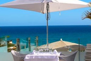 Sombrilla-en-una-terraza-con-vista-al-mar-de-fuerteventura