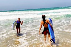 Entrando-en-el-agua-para-hacer-surf-en-fuerteventura